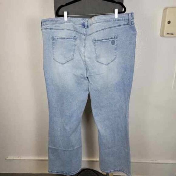 Laurie Felt | Women BFF Denim Boot Cut Jeans - Picture 2 of 5